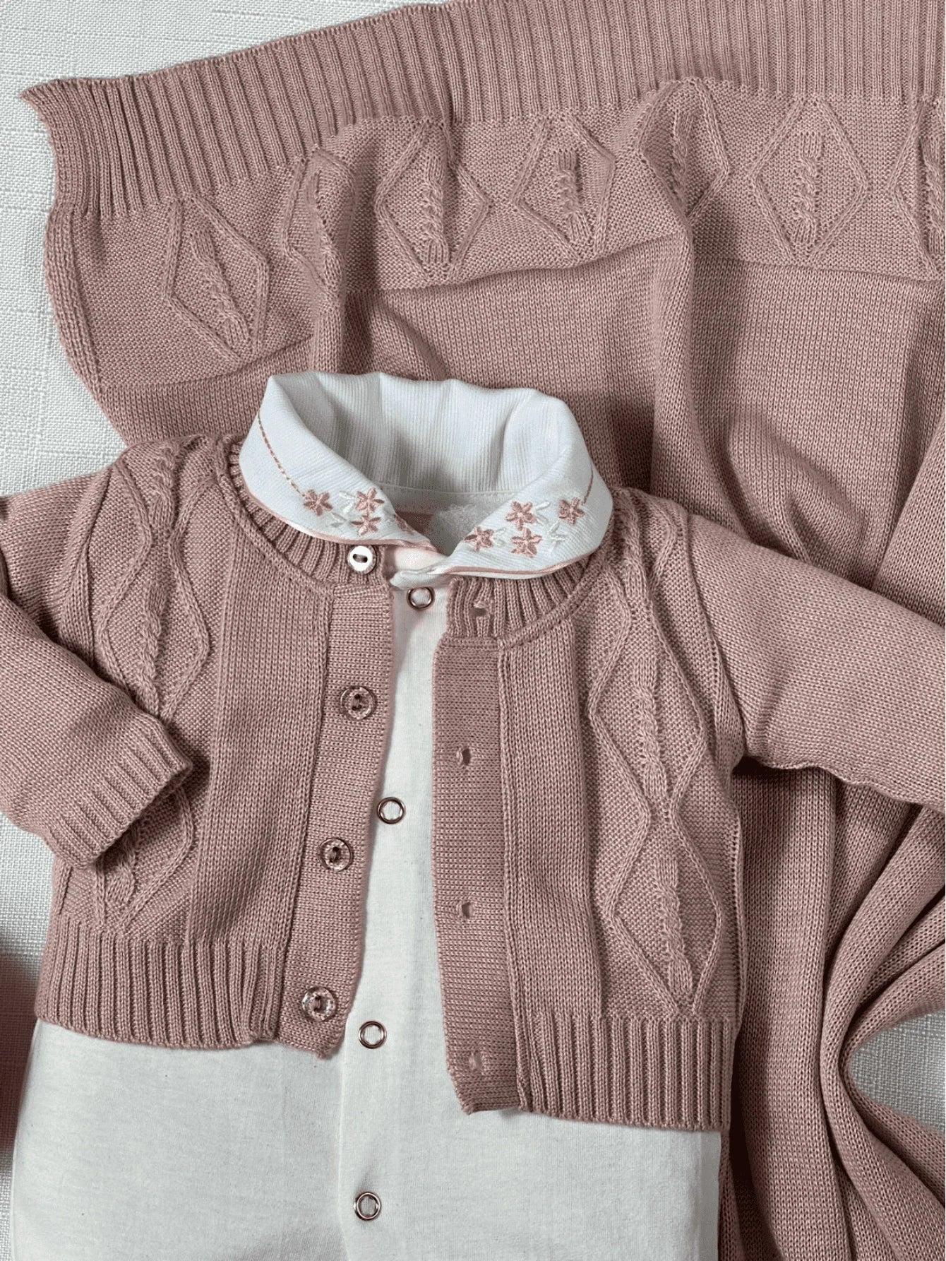 Saída Maternidade Manta e Macacão Fofura com gorro