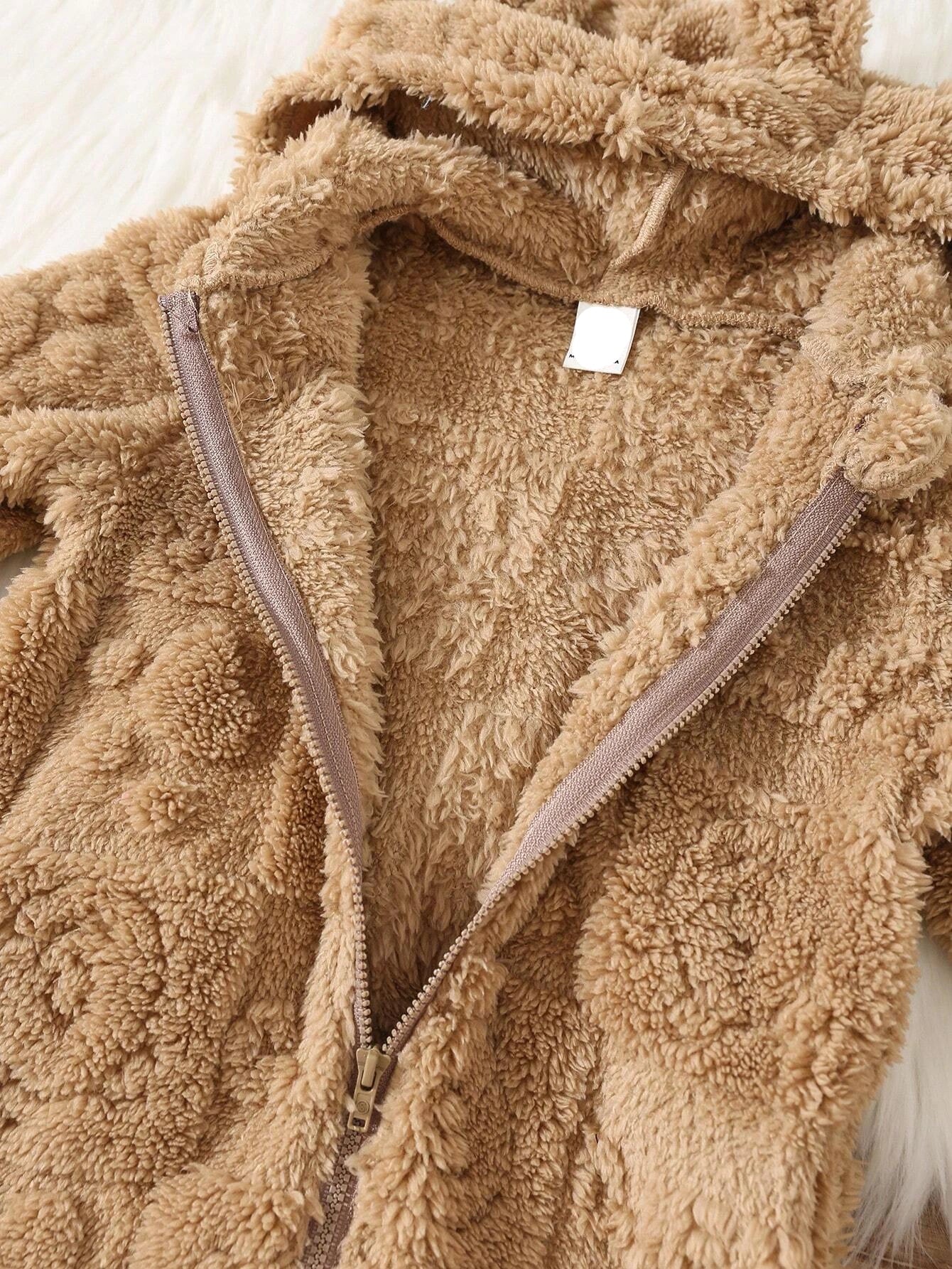 Macacão com Capuz peluciado com gravura