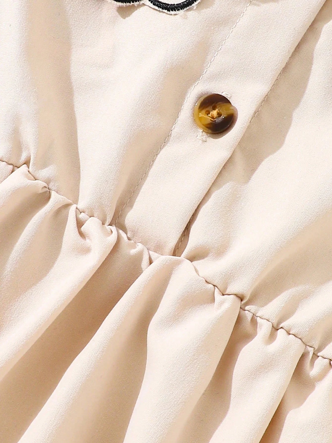 Macaquinho Branco de Manga Curta com Detalhe Bordado