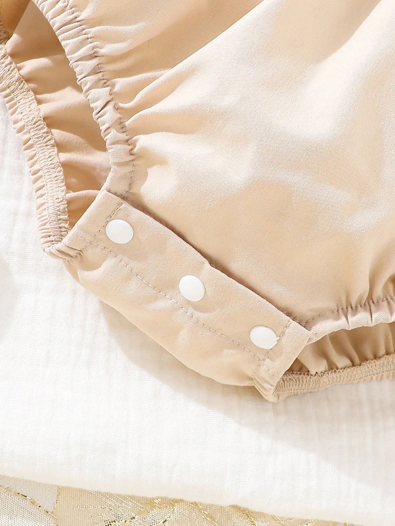 Macaquinho Branco de Manga Curta com Detalhe Bordado