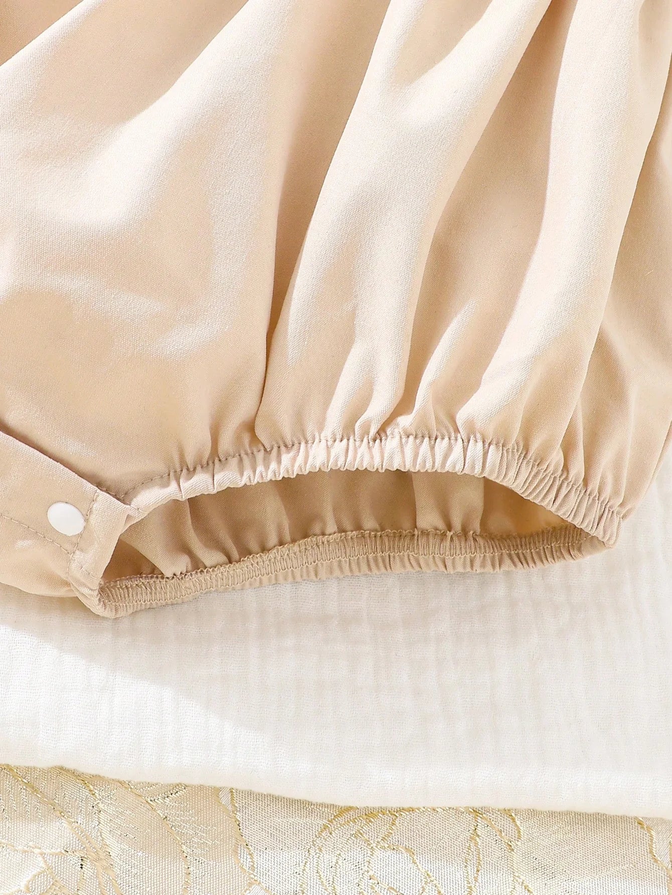 Macaquinho Branco de Manga Curta com Detalhe Bordado