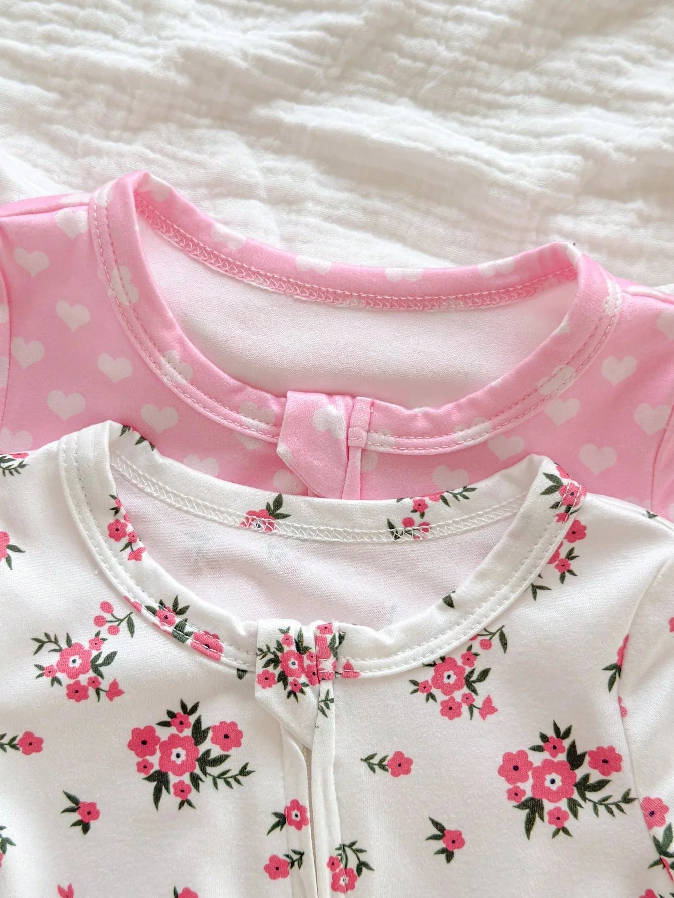 Kit Macacão Manga Curta com Zíper para Bebê com 2 unidades - Flores e Coração