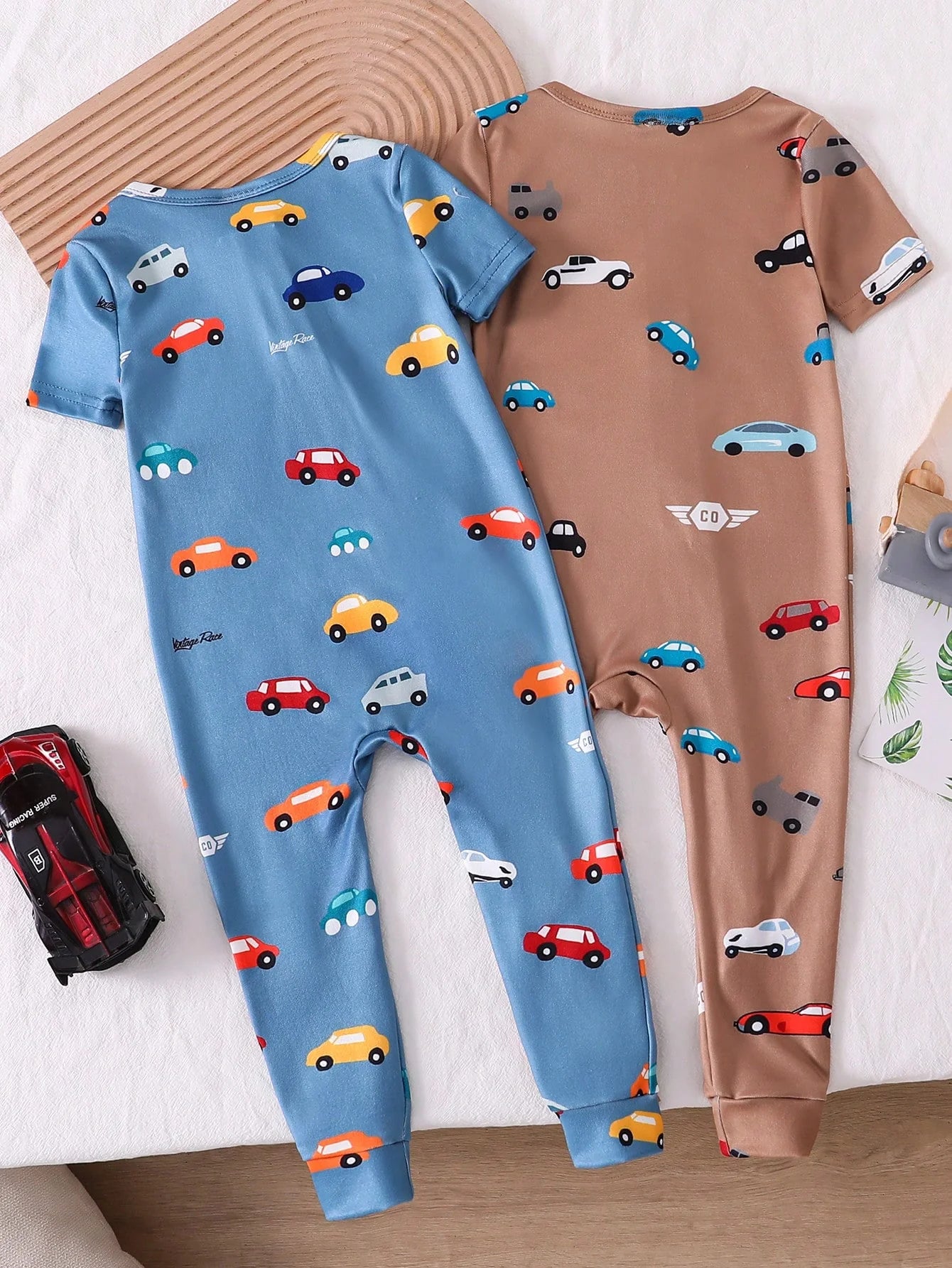 Kit Macacão Manga Curta com Zíper para Bebê com 2 unidades - Carrinhos