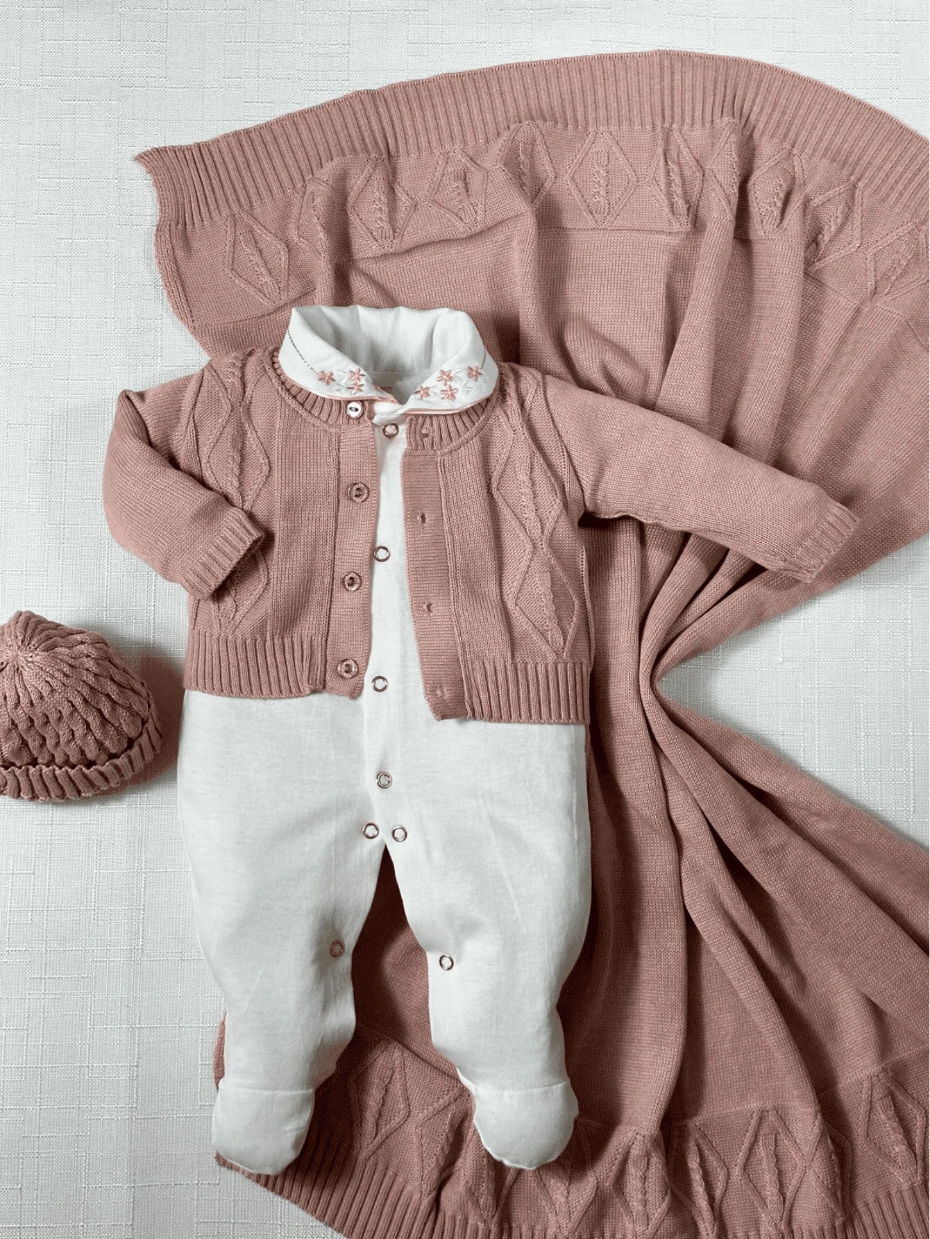 Saída Maternidade Manta e Macacão Fofura com gorro