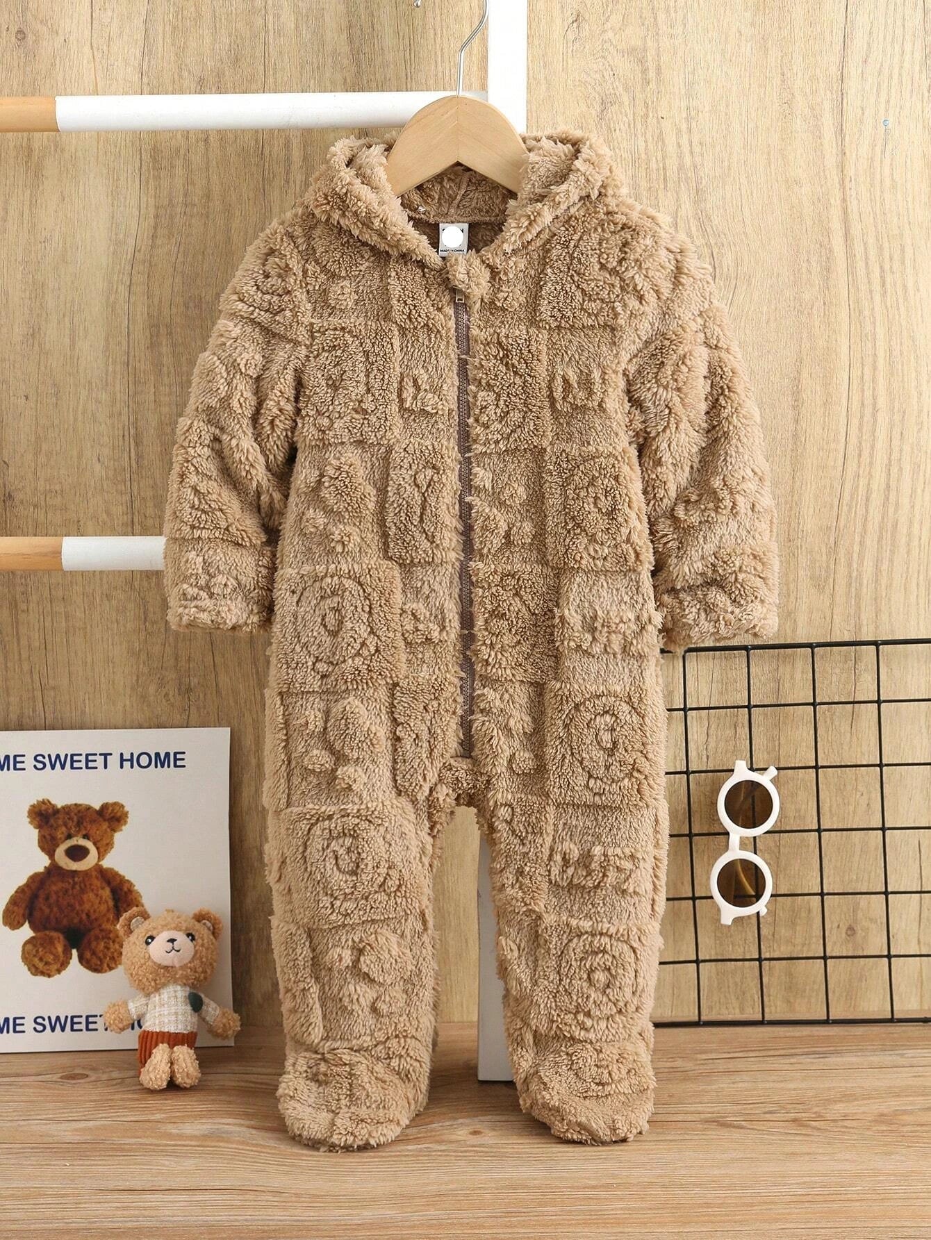 Macacão com Capuz peluciado com gravura