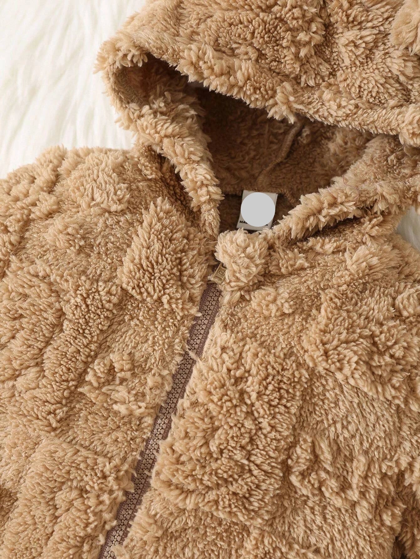 Macacão com Capuz peluciado com gravura