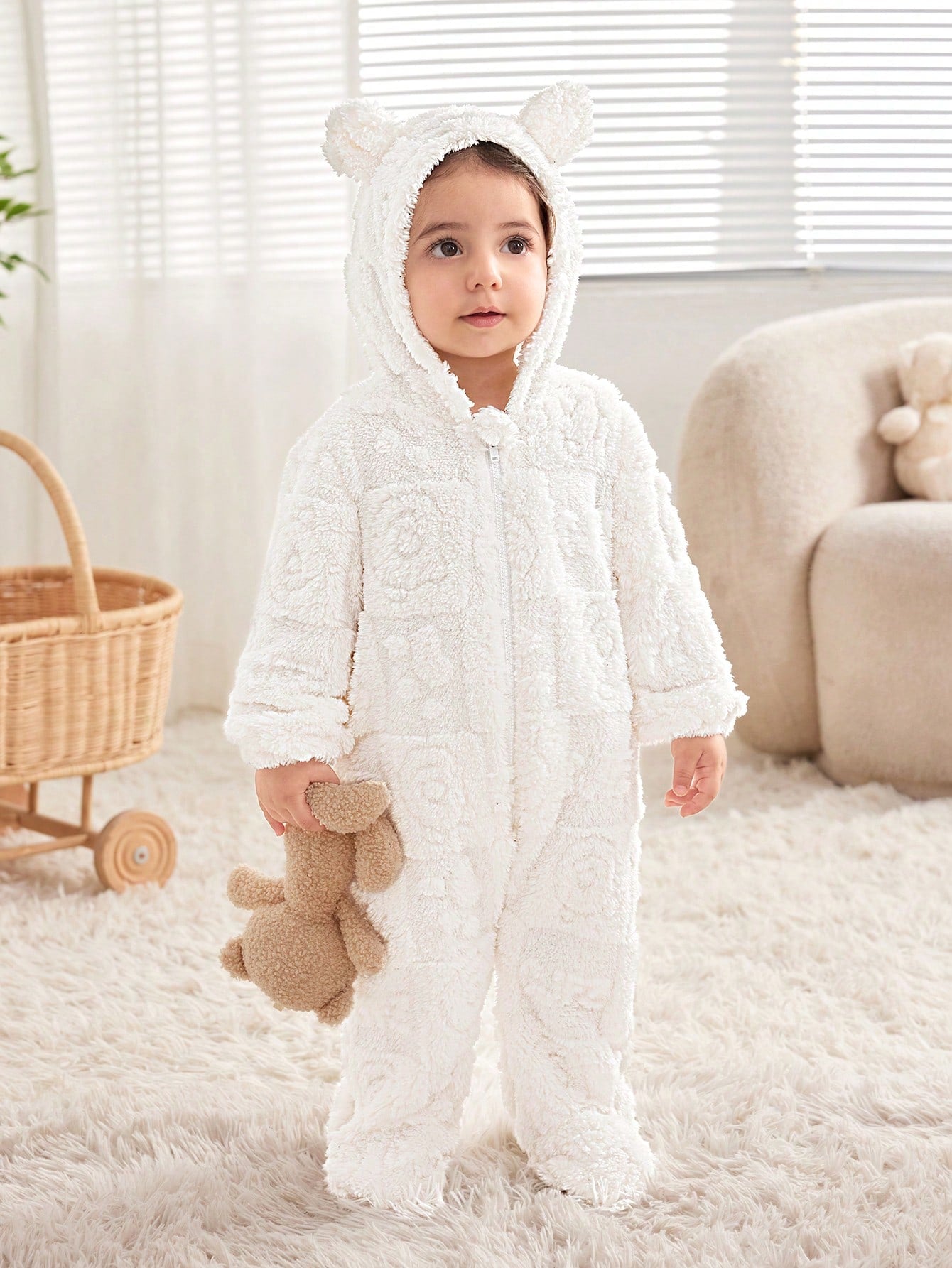 Macacão com Capuz peluciado com gravura