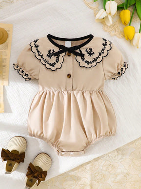 Macaquinho Branco de Manga Curta  com Detalhe Bordado