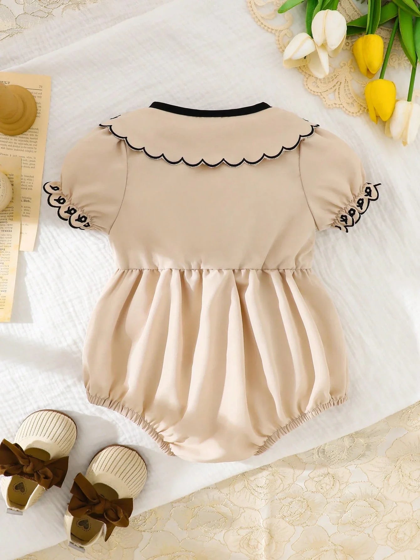 Macaquinho Branco de Manga Curta  com Detalhe Bordado