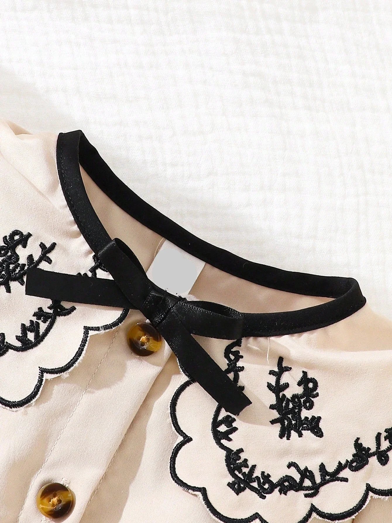 Macaquinho Branco de Manga Curta  com Detalhe Bordado