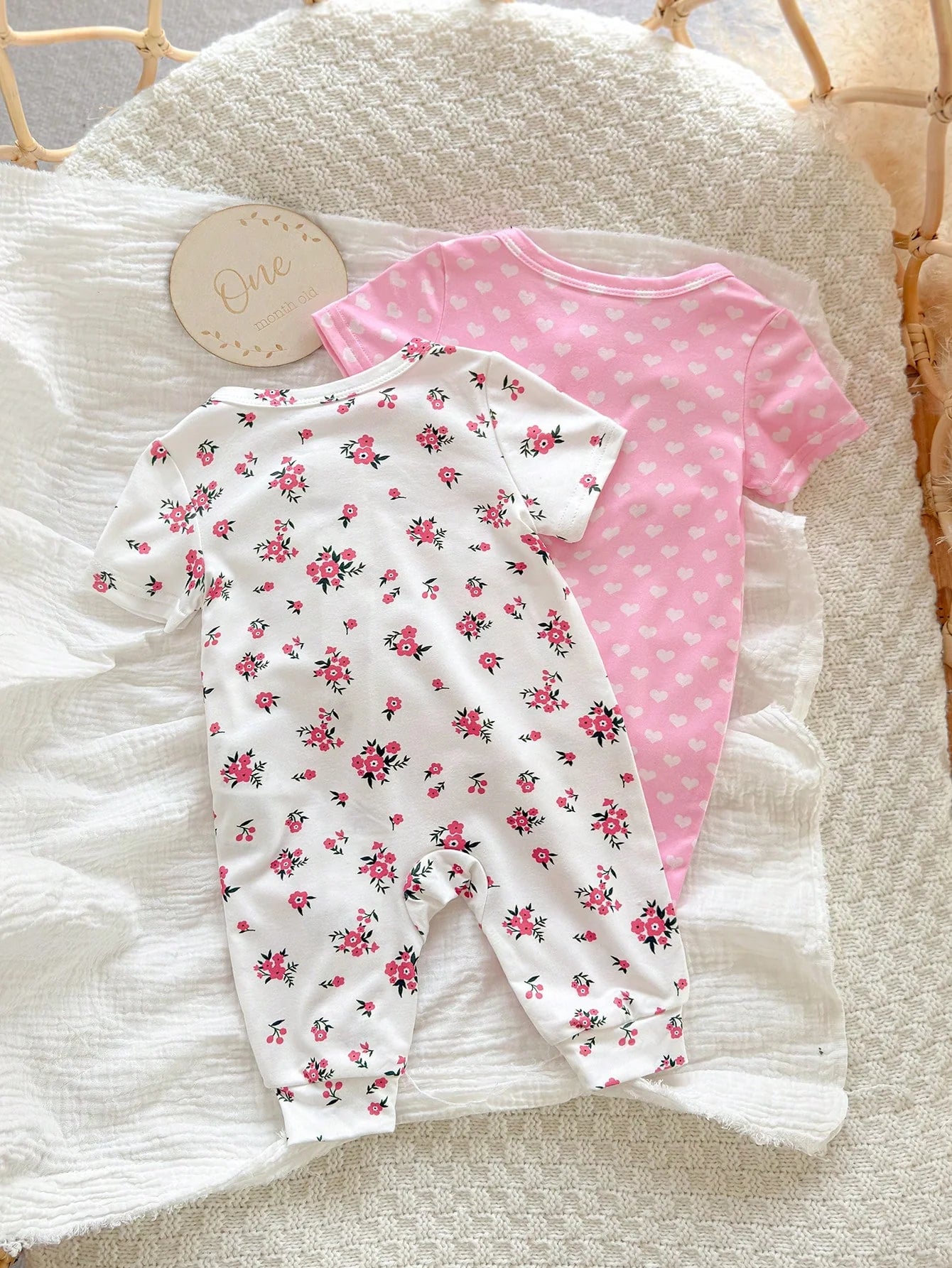 Kit Macacão Manga Curta com Zíper para Bebê com 2 unidades - Flores e Coração