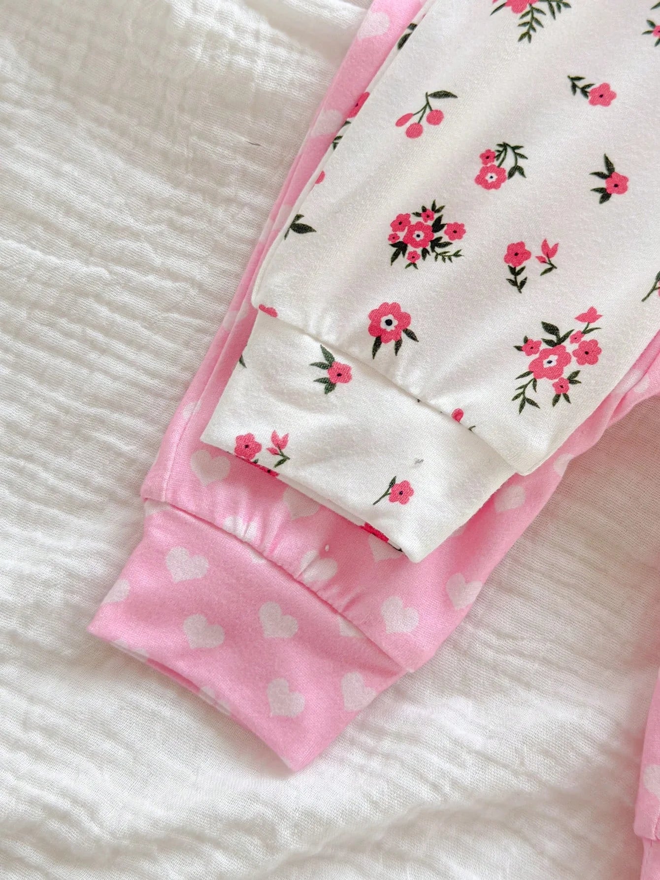 Kit Macacão Manga Curta com Zíper para Bebê com 2 unidades - Flores e Coração