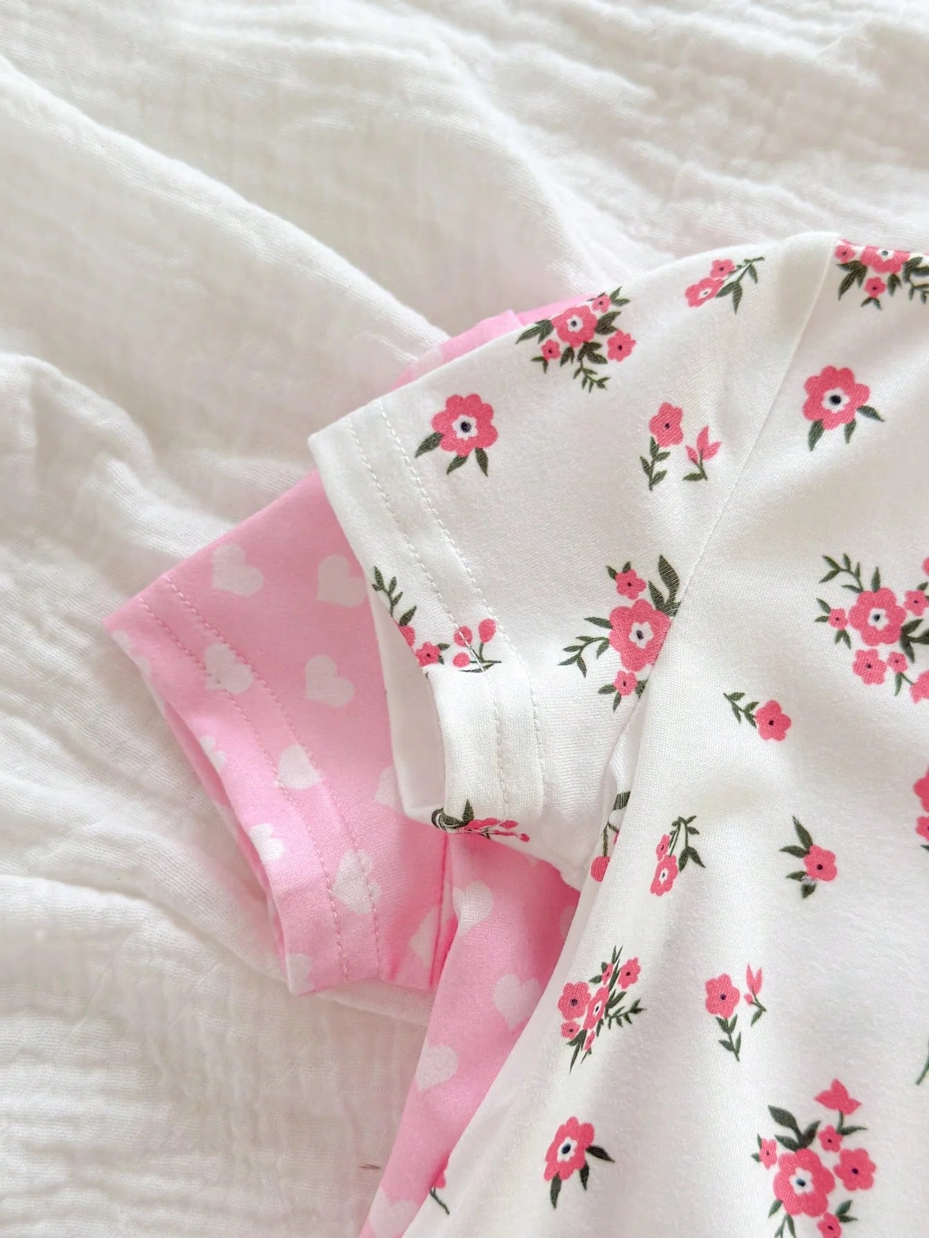 Kit Macacão Manga Curta com Zíper para Bebê com 2 unidades - Flores e Coração